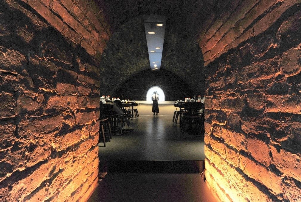 Bí mật ‘lạnh người’ dưới lòng Tử Cấm Thành: Hệ thống hầm ngầm 3 lớp chôn 30.000 khối đá, biết mục đích mới thấy cổ nhân thật phi thường - Ảnh 1