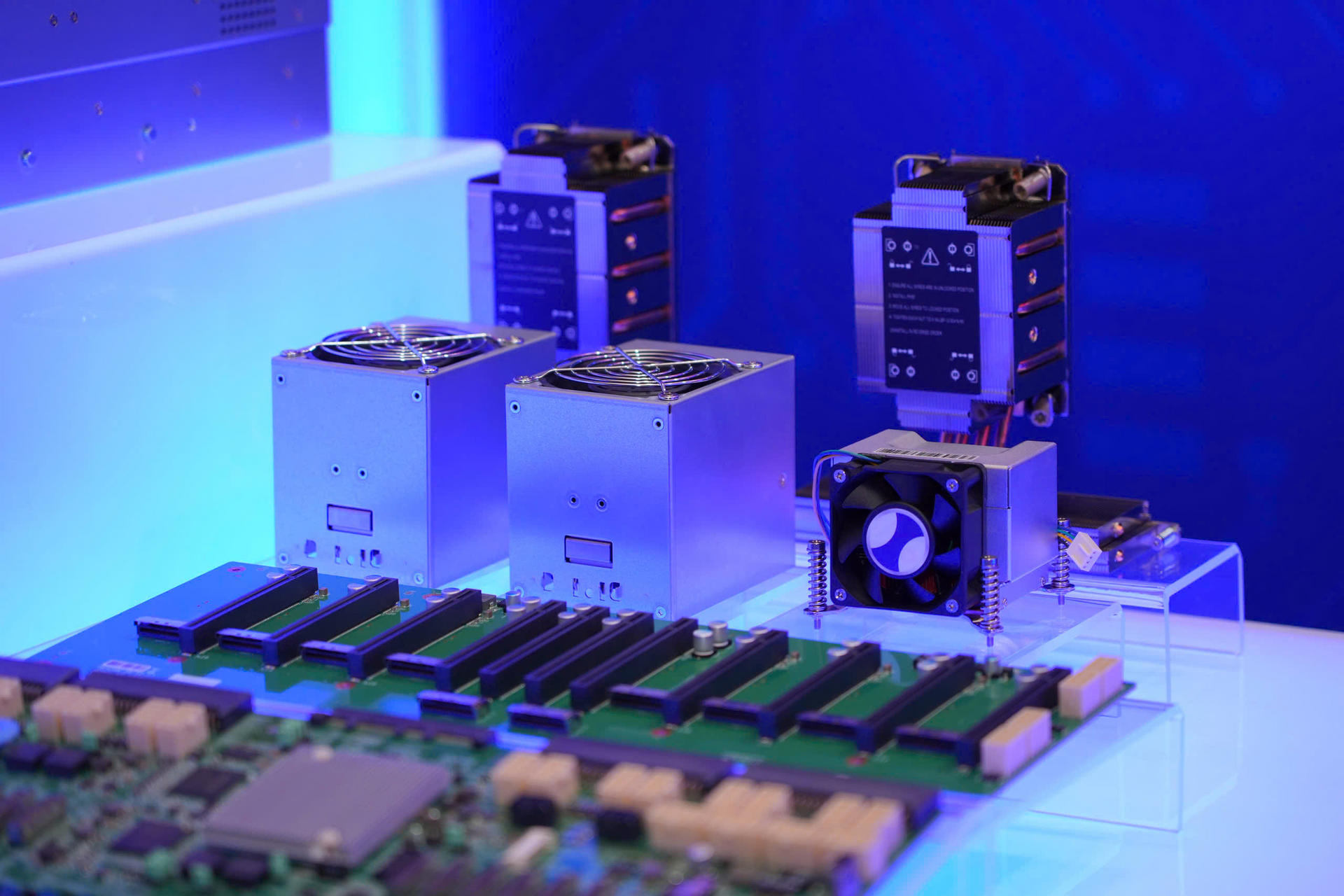 2 máy chủ AI ‘made in Vietnam’ xuất hiện tại sự kiện Diễn đàn kinh tế Việt Nam – Hàn Quốc - Ảnh 2