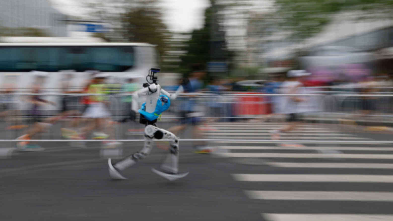 Từ múa quạt, biểu diễn võ thuật đến phá kỷ lục marathon thế giới: Robot không còn 'trình diễn' mà đã bắt đầu học được cách vượt qua giới hạn của con người - Ảnh 1