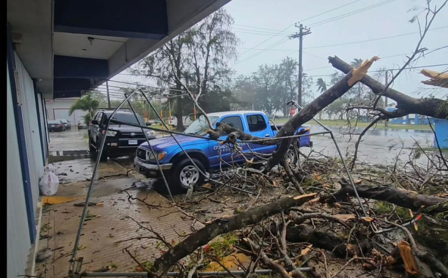 Siêu bão mạnh nhất hành tinh Sinlaku áp sát: Người dân "nín thở" trước giờ G, mưa to gió lớn đã xuất hiện - Ảnh 2
