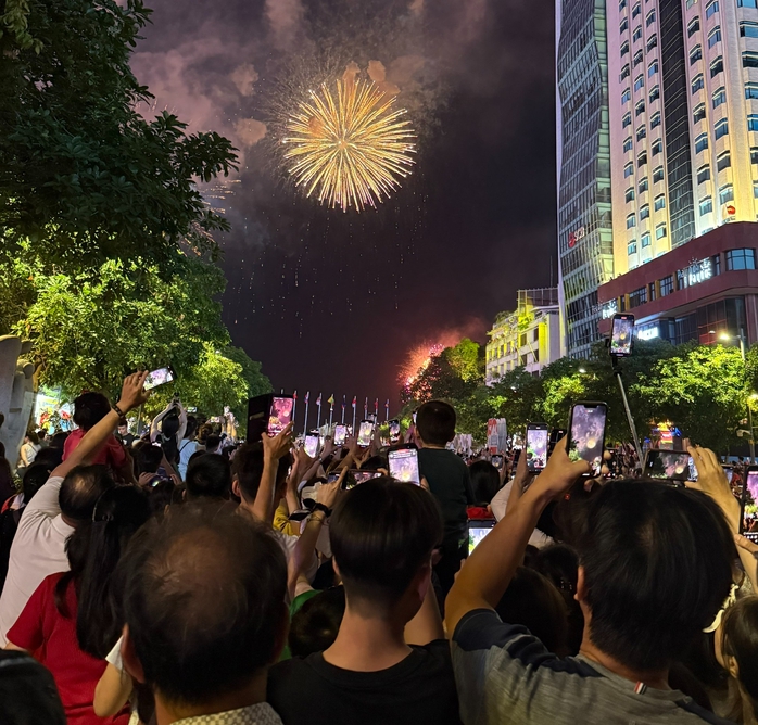 Doanh nghiệp nào tham gia tài trợ bắn pháo hoa dịp lễ 30-4 tại TPHCM? - Ảnh 1