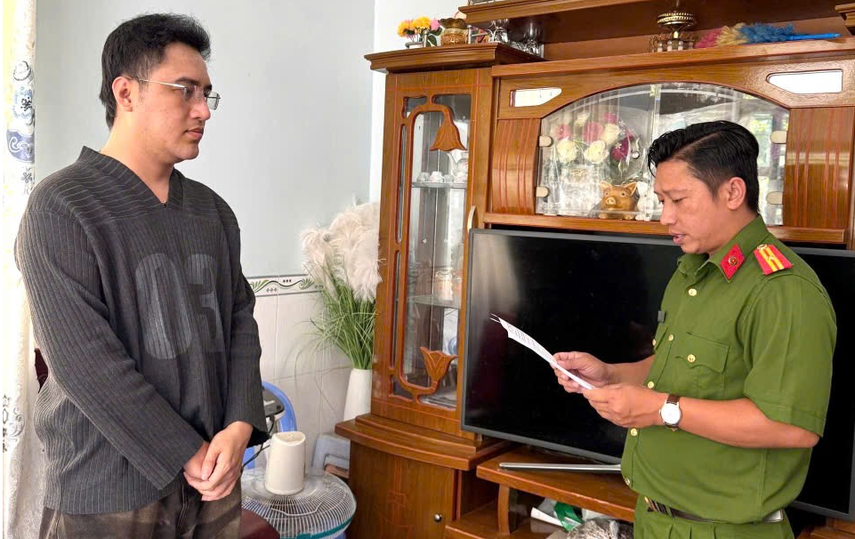 Thi hành lệnh bắt tạm giam, khám xét nơi ở của nhân viên ngân hàng Diệp Văn Vĩnh - Ảnh 1