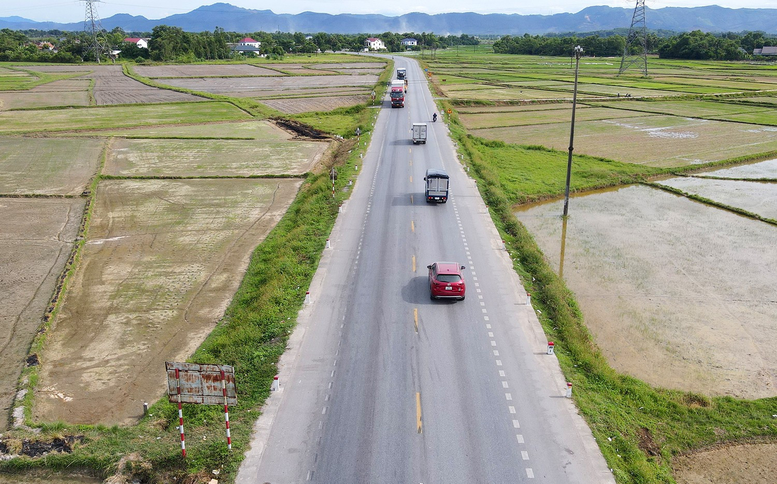 Cần sớm mở rộng Quốc lộ 1 lên 4 làn xe - Ảnh 1