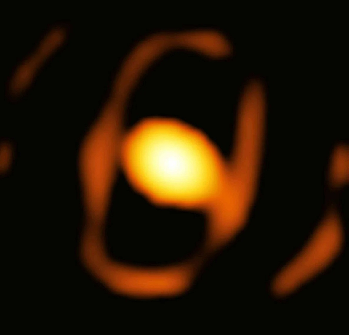 "Gã khổng lồ vàng" xuất hiện trên bầu trời Trái Đất, sắp nổ - Ảnh 2