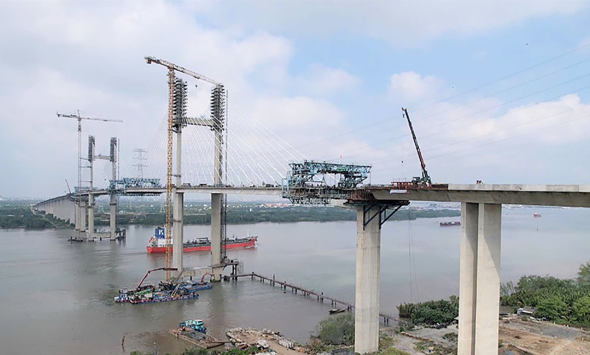 Việt Nam sắp hoàn thành cây cầu dây văng sở hữu nhịp chính 300m, tĩnh không thông thuyền cao kỷ lục chưa từng có trong lịch sử - Ảnh 1
