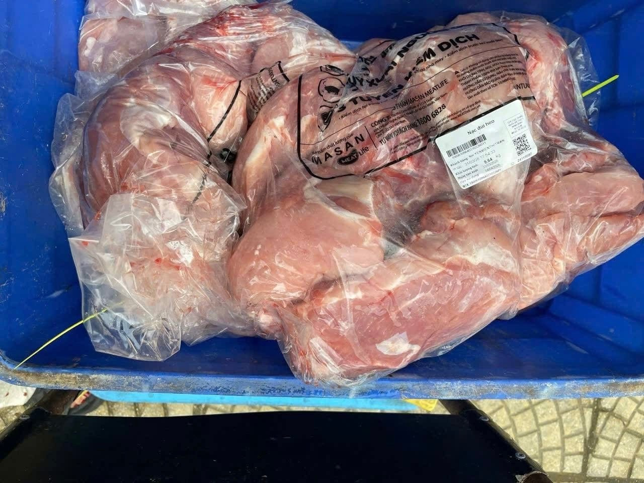 Phụ huynh đề nghị làm rõ thông tin bếp ăn trường học nào đã tiêu thụ lợn bệnh - Ảnh 1