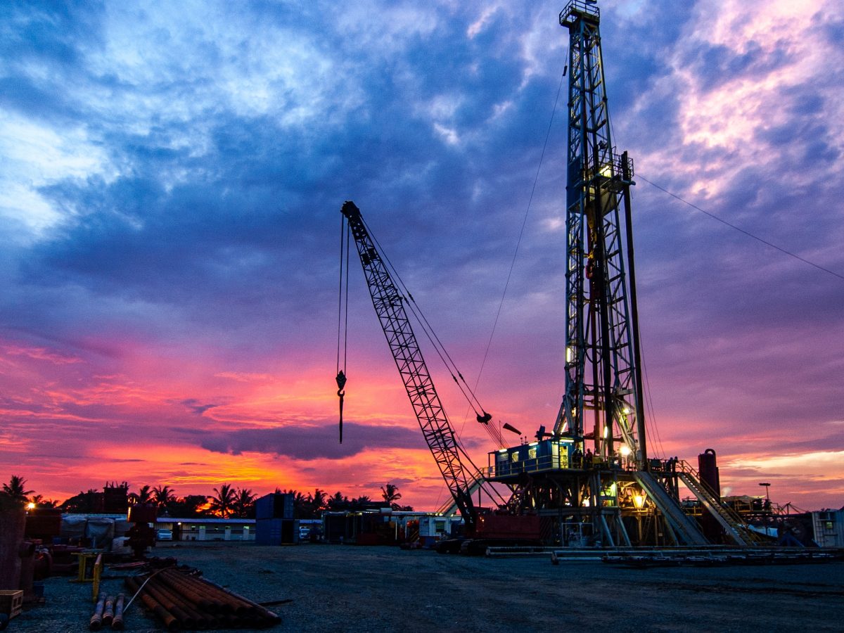 Khoan thẳng xuống lòng đất, phát hiện mỏ dầu khí trữ lượng lên tới 380 triệu thùng tại Trung Đông - Ảnh 1