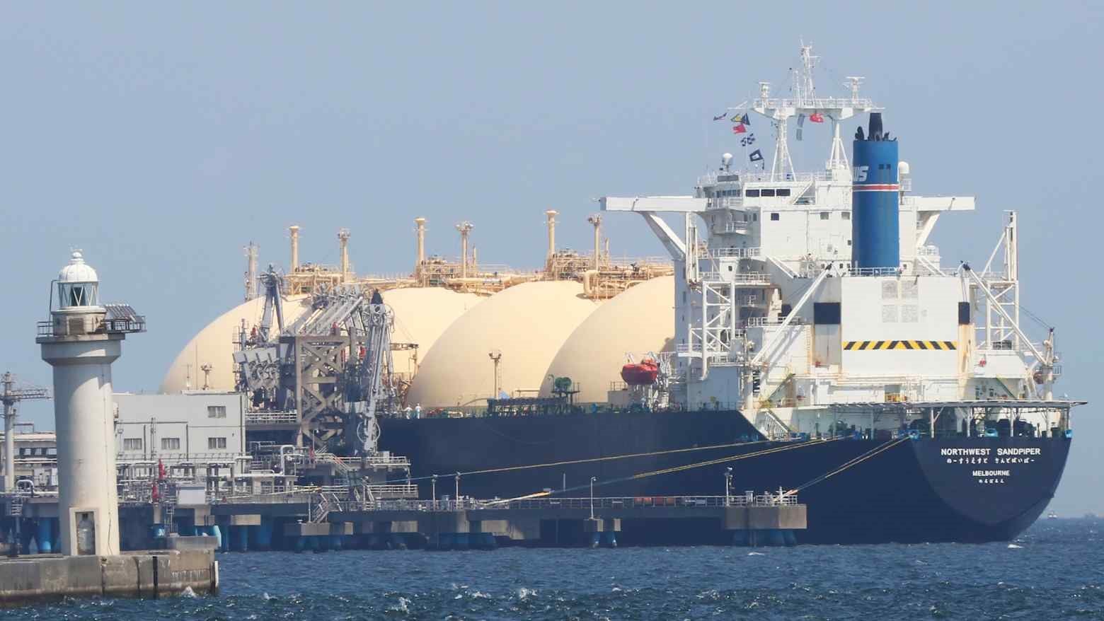 Eo biển Hormuz tắc nghẽn: Nền kinh tế 1,8 nghìn tỷ USD đứng trước cơ hội vượt Qatar và Mỹ để trở thành 'cường quốc', dẫn đầu trên bản đồ LNG - Ảnh 1