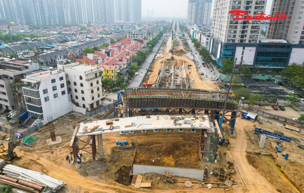 Nút giao 2.400 tỷ đồng trên Đại lộ Thăng Long dần hiện rõ hình hài - Ảnh 1