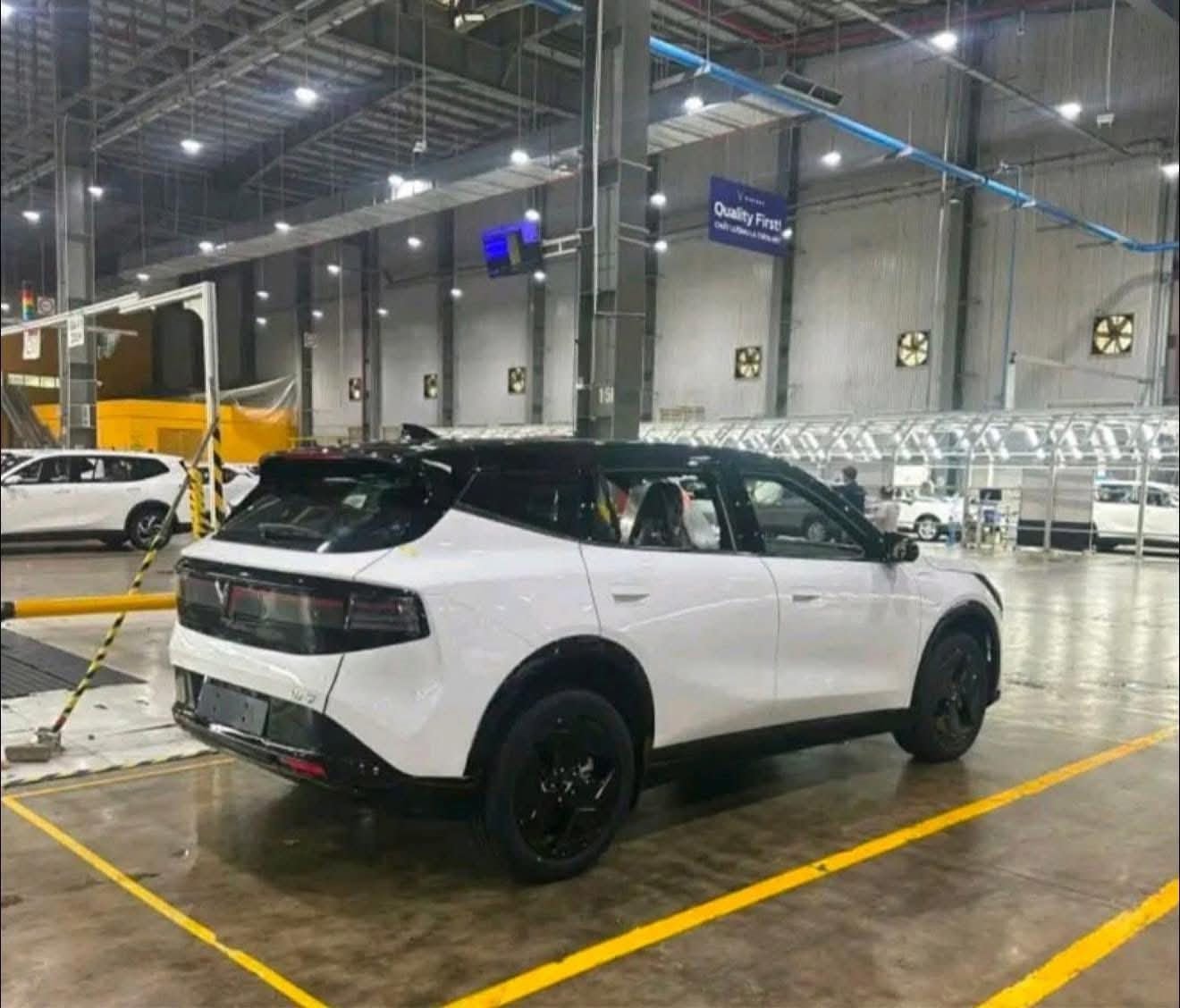 Xe VinFast mới toanh lăn bánh trên đường: Quá to so với VF 6, quá lạ so với VF 7, rốt cuộc là xe gì? - Ảnh 2