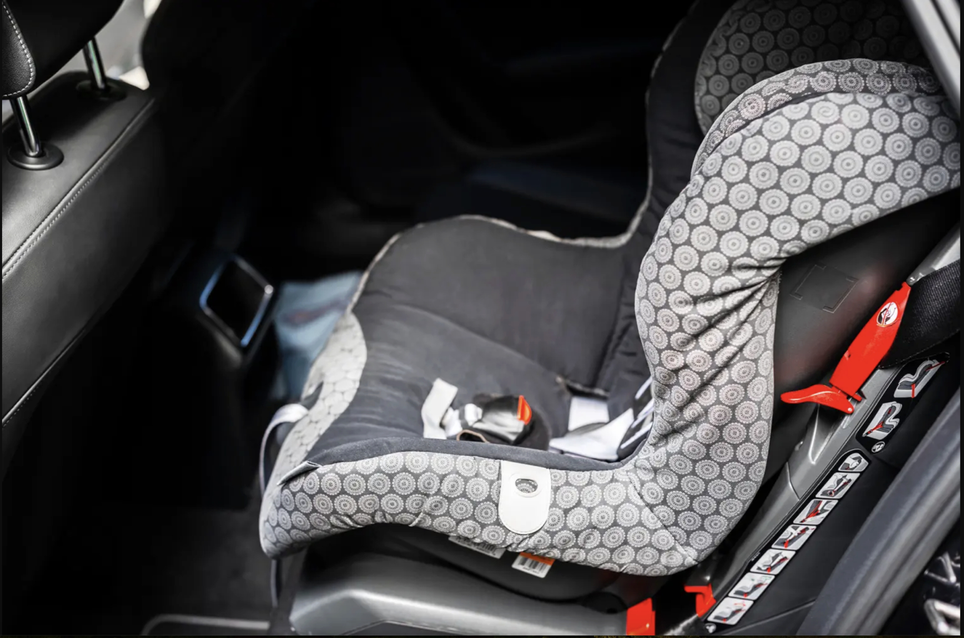 Bé gái gần 2 tuổi tử vong do bị bỏ quên trên ô tô, người cha 32 tuổi bị bắt vì tội giết người - Ảnh 1