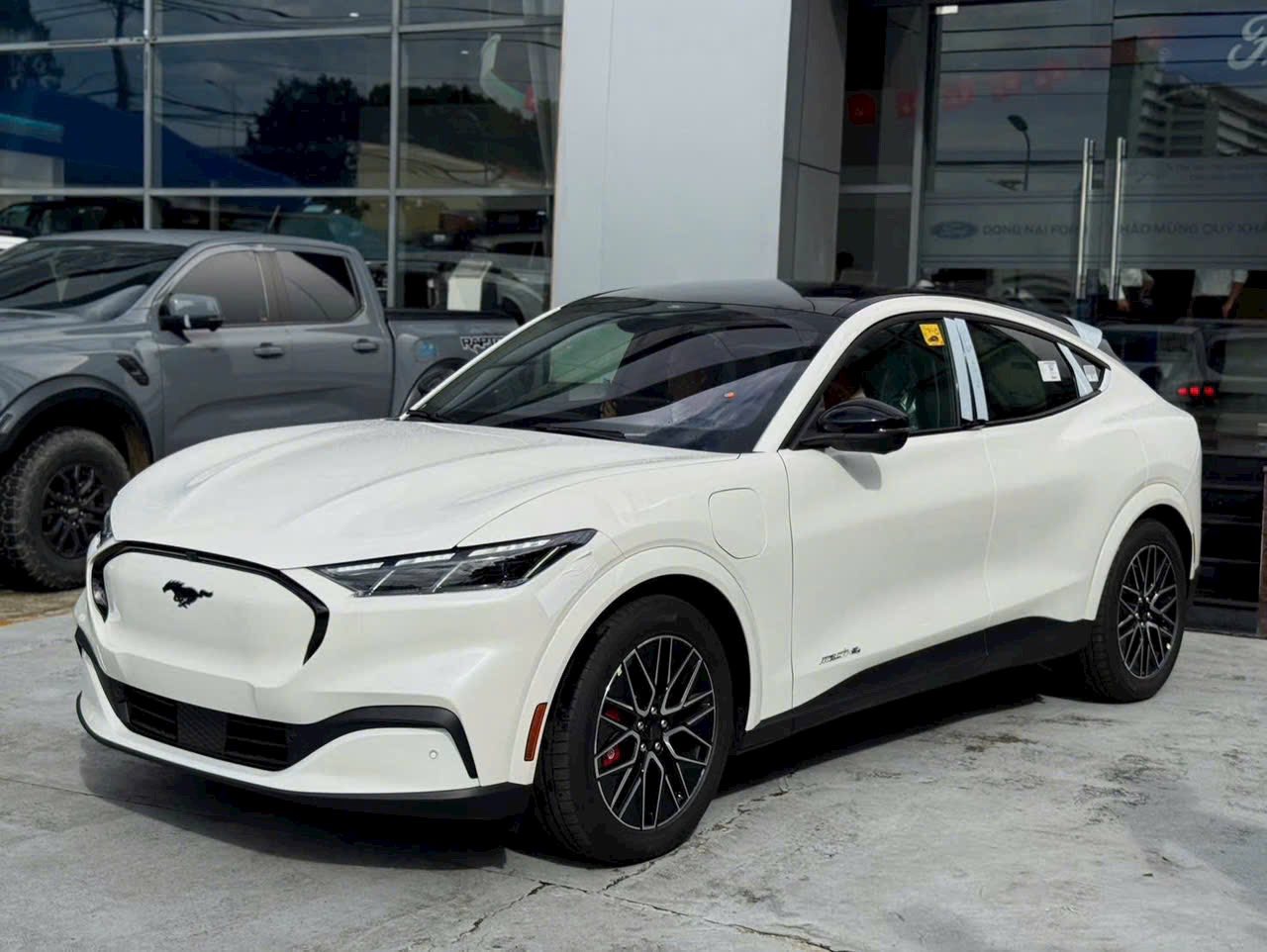 Hàng loạt xe giảm giá kỷ lục, có mẫu giảm gần tỷ đồng, nhảy xuống đấu với cả 'đàn em' - Ảnh 1