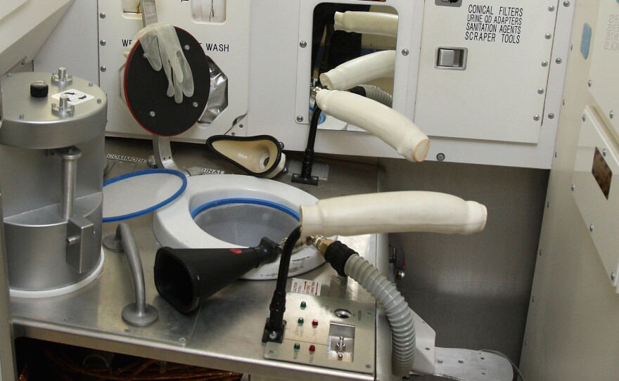 Các phi hành gia đi vệ sinh như thế nào trên tàu vũ trụ? Không giống như bạn nghĩ - Ảnh 2