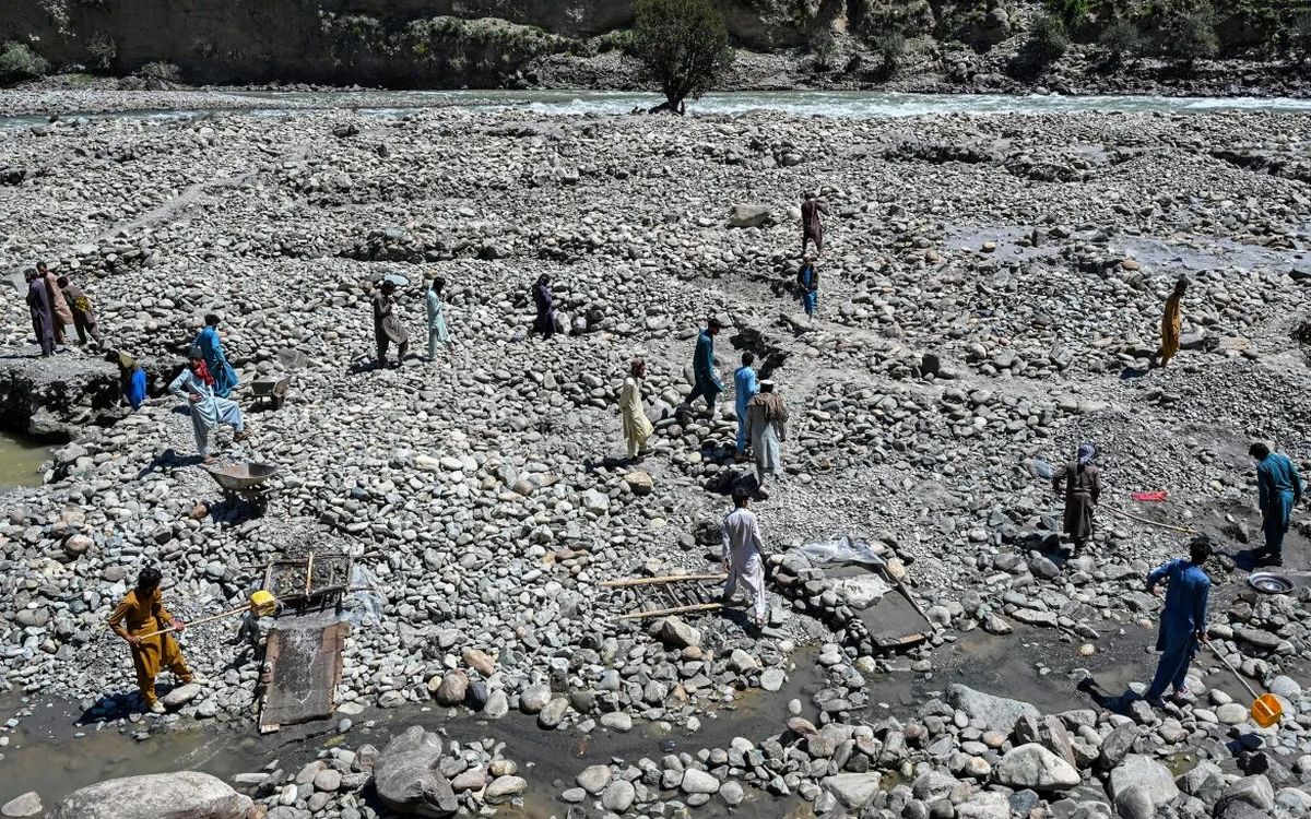 Phát hiện hàng trăm người tụ tập ở một con sông tìm thứ bé như hạt gạo, kiếm hơn 3 triệu đồng trong 1 tuần