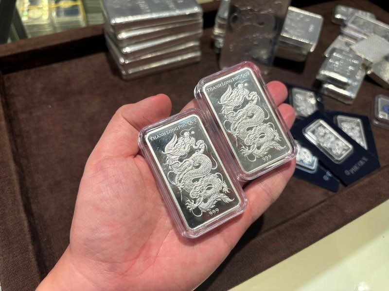 Pha sụt giảm mạnh của bạc: Người mừng, người lo - Ảnh 2