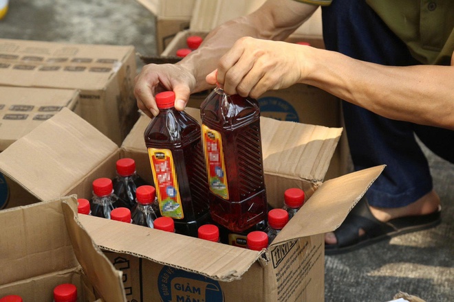 Đột kích một căn nhà, công an triệt phá đường dây sản xuất nước mắm và bột ngọt giả, tịch thu 1 tấn sản phẩm và công cụ đóng gói - Ảnh 1