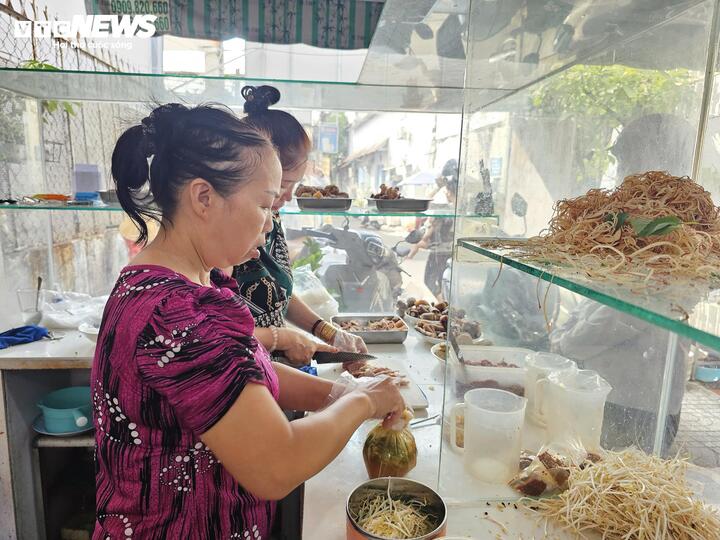 Xăng hạ nhiệt, giá tô phở, gói xôi vẫn neo cao: Vì sao ‘lên nhanh, xuống chậm’? - Ảnh 2