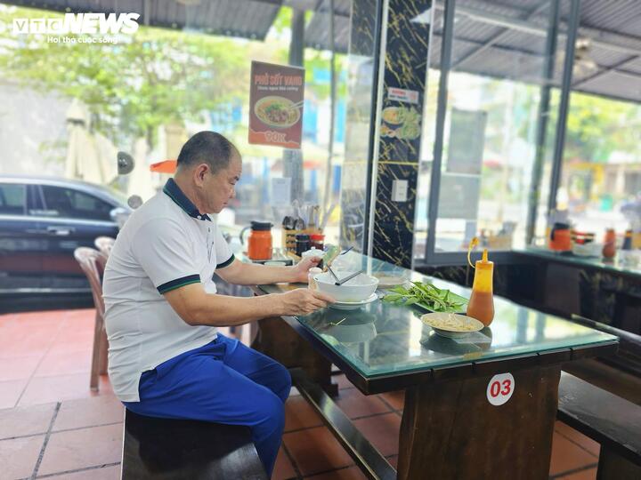 Xăng hạ nhiệt, giá tô phở, gói xôi vẫn neo cao: Vì sao ‘lên nhanh, xuống chậm’? - Ảnh 1