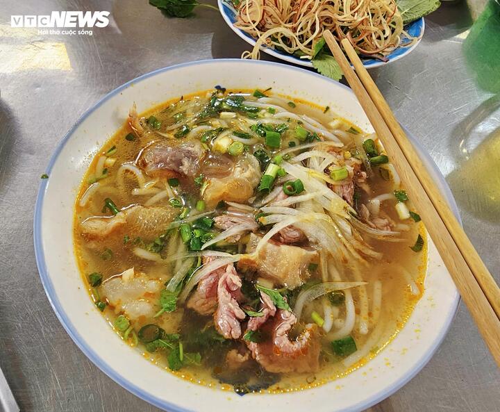 Xăng hạ nhiệt, giá tô phở, gói xôi vẫn neo cao: Vì sao ‘lên nhanh, xuống chậm’? - Ảnh 3