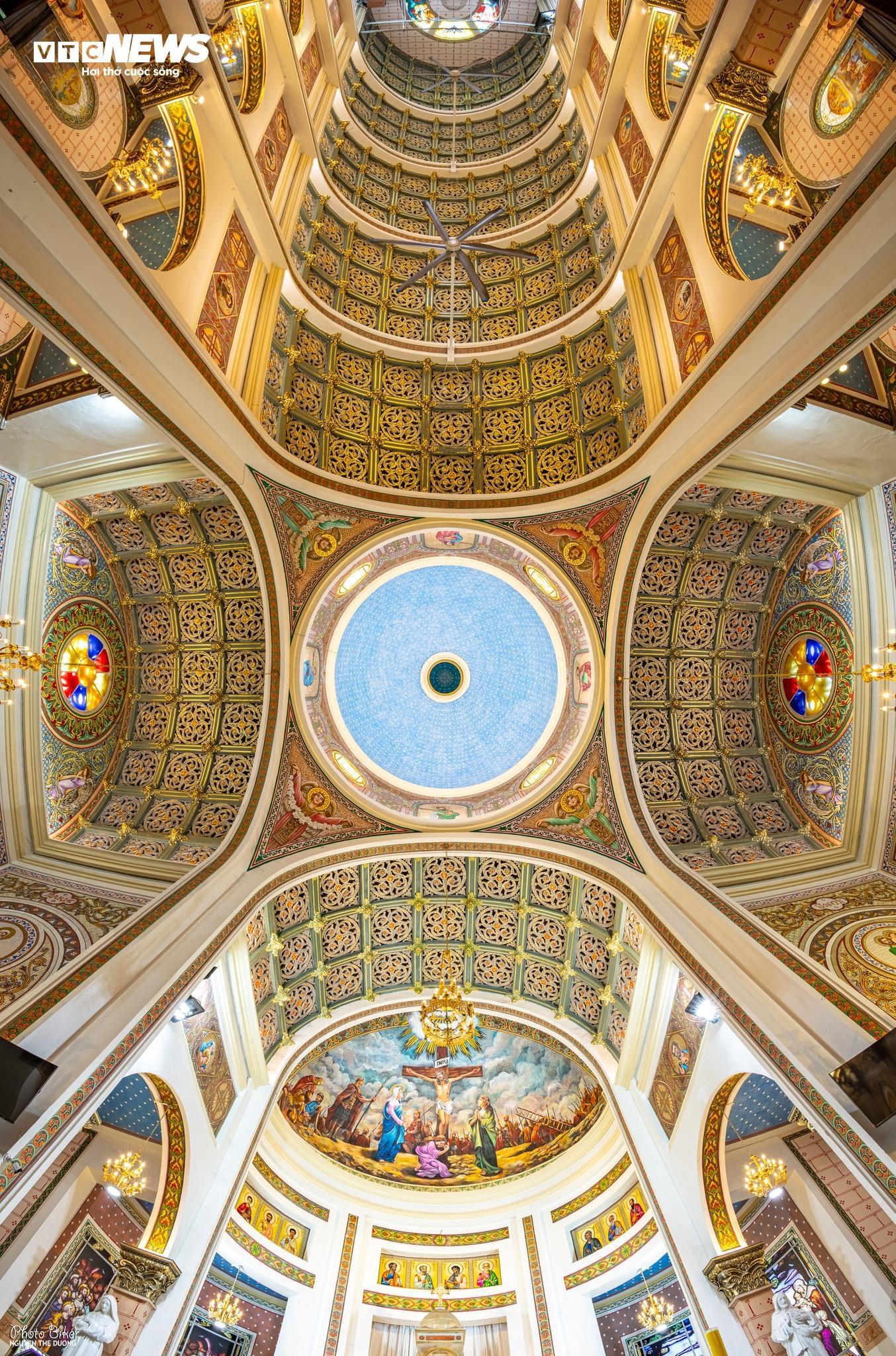 Chiêm ngưỡng thánh đường hơn 100 năm tuổi với kiến trúc độc đáo ở TP.HCM - Ảnh 11