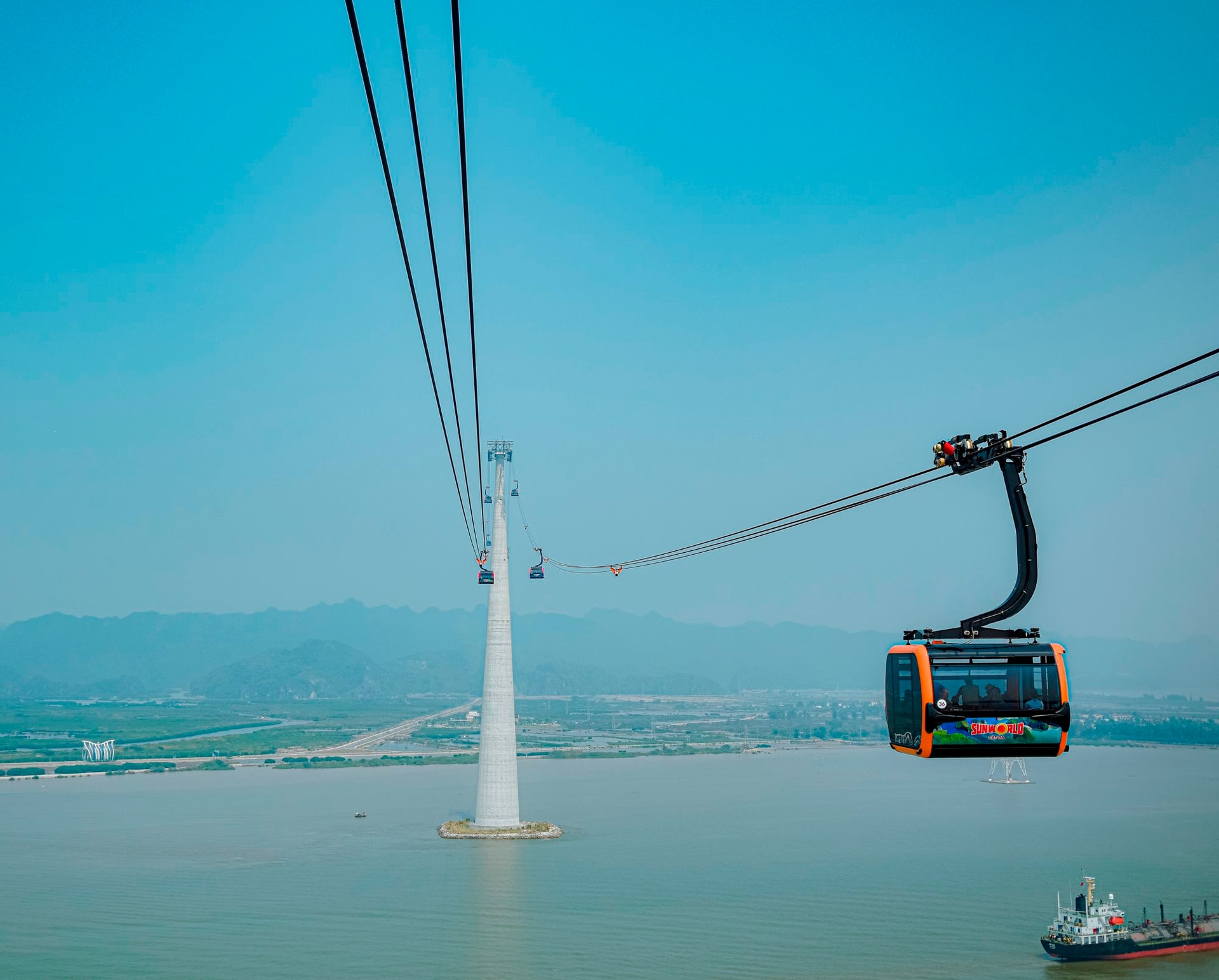 Việt Nam sở hữu một công trình giữa biển lập kỷ lục thế giới, trụ cao ngang tòa nhà 48 tầng, được Guinness xác nhận ngay ngày khai trương - Ảnh 4