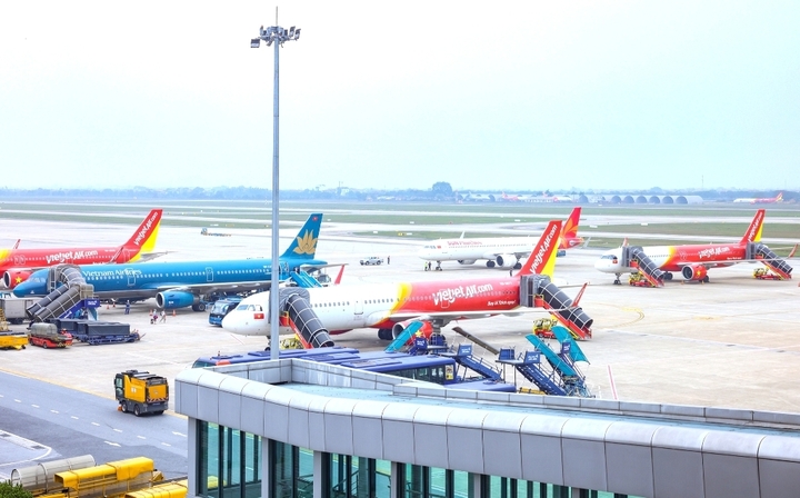 Bộ Xây dựng cân nhắc giữa áp phụ thu nhiên liệu và tăng trần vé bay nội địa - Ảnh 1