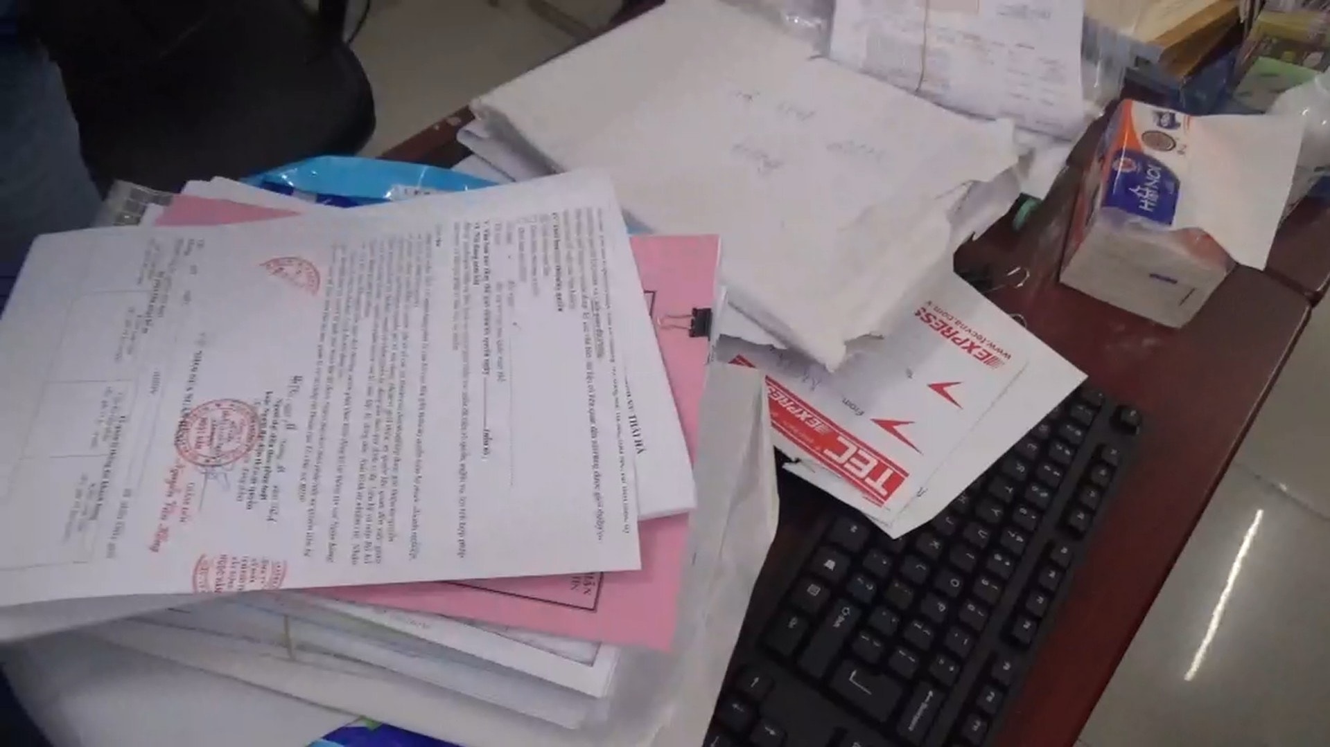 Công an tiết lộ thủ đoạn mua bán hóa đơn khống: Tiền vẫn chạy qua ngân hàng, nhưng giao dịch không có thật - Ảnh 1