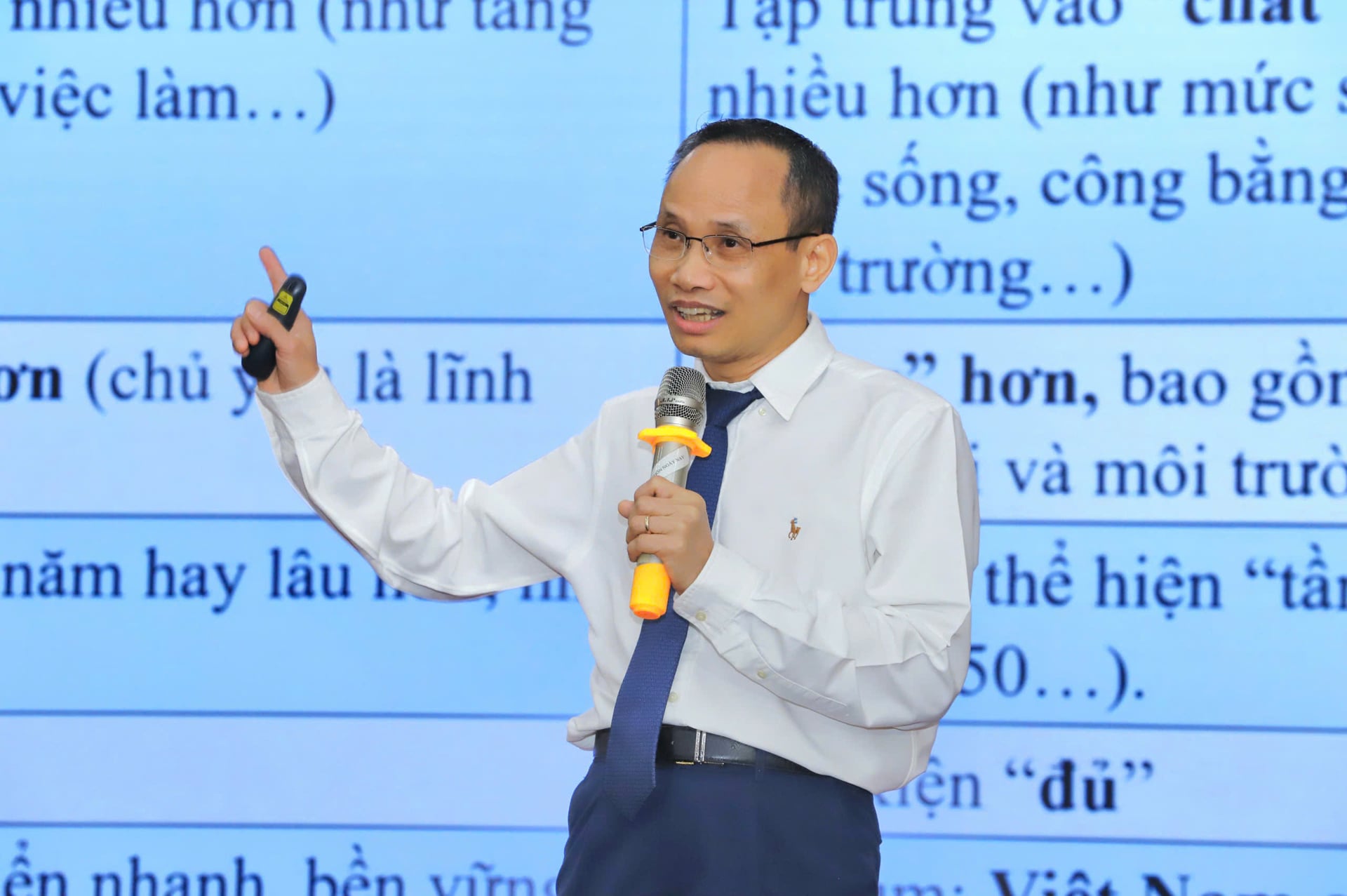 TS. Cấn Văn Lực: Tăng trưởng không phải là câu chuyện ngắn hạn mà là chiến lược dài hạn, có thể kéo dài thậm chí đến năm 2100 - Ảnh 1