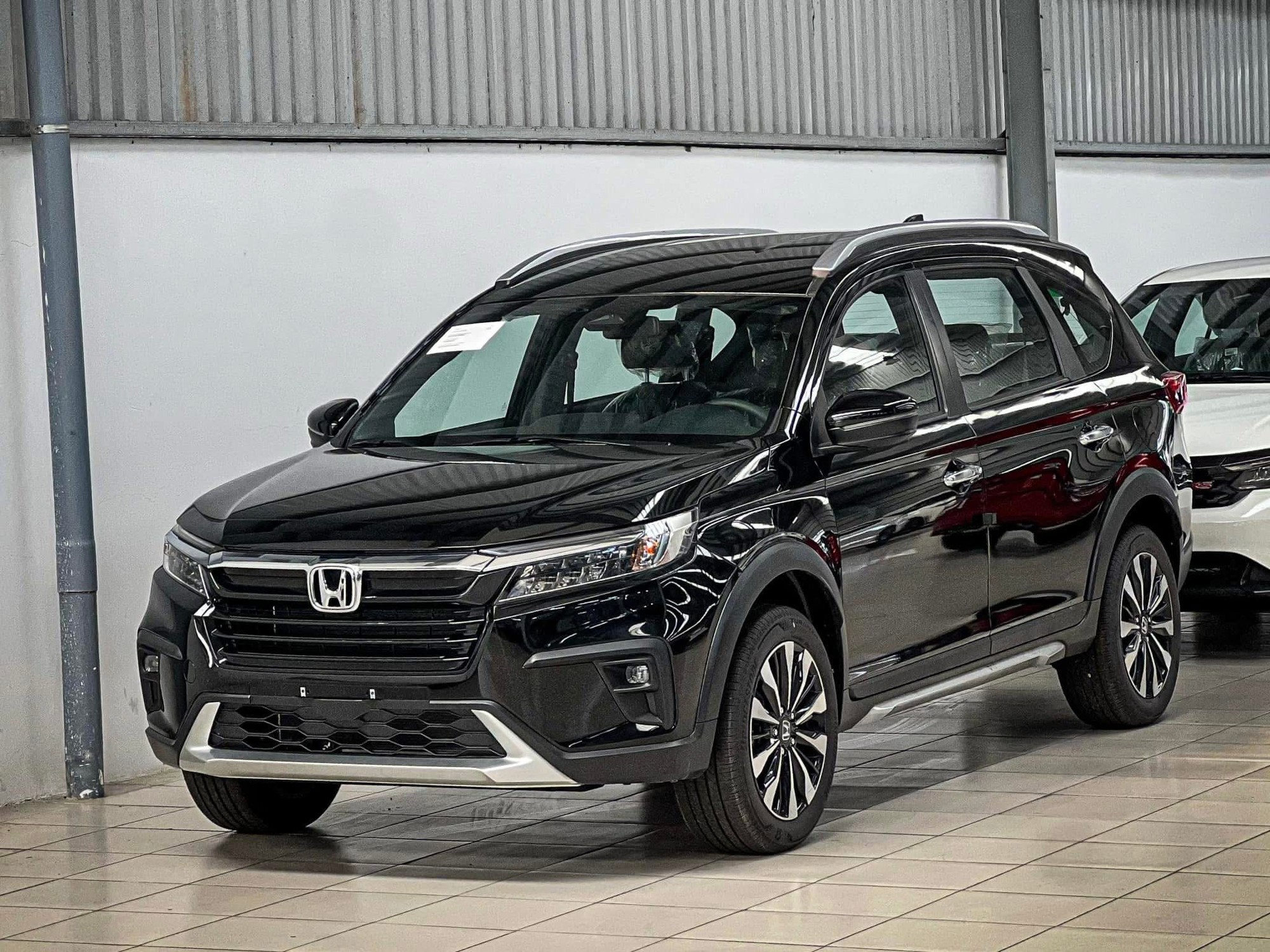 Hàng loạt MPV đua giảm giá, có mẫu ưu đãi tới cả trăm triệu, lăn bánh chỉ như giá niêm yết - Ảnh 12