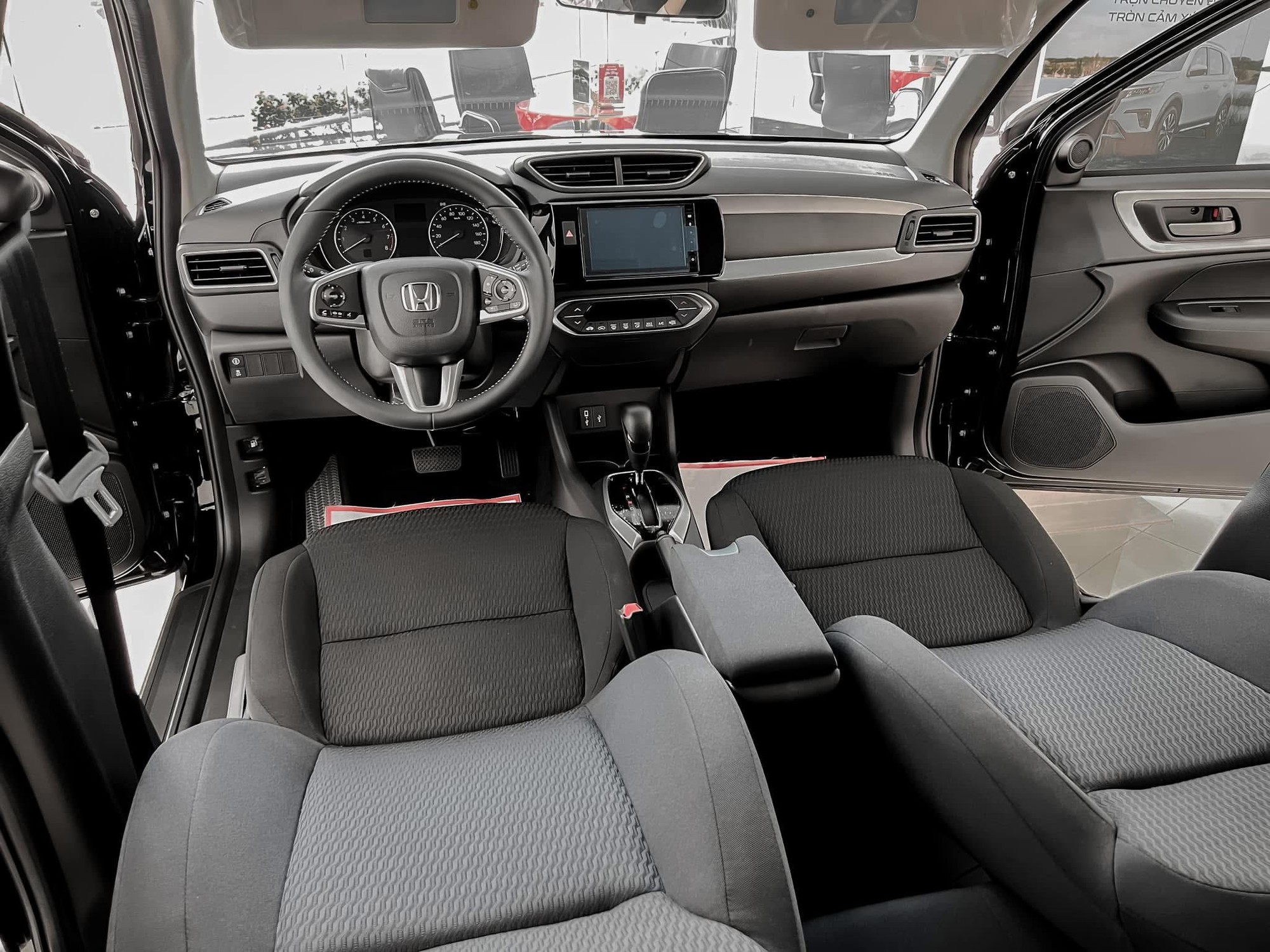 Hàng loạt MPV đua giảm giá, có mẫu ưu đãi tới cả trăm triệu, lăn bánh chỉ như giá niêm yết - Ảnh 14