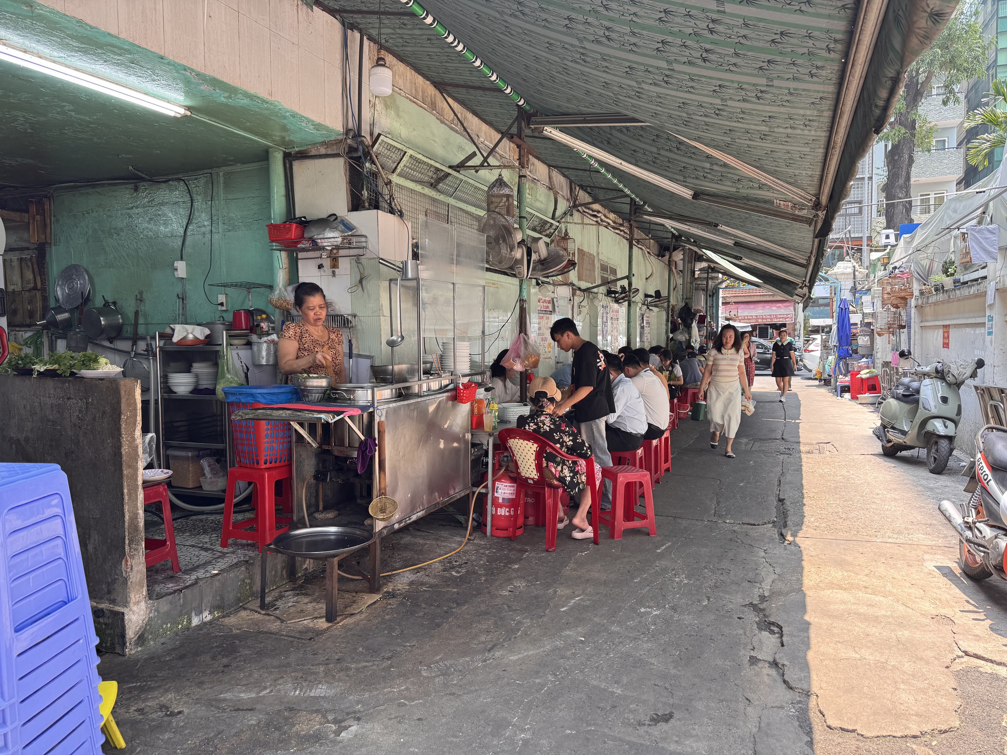 Chủ các quán ăn nói gì khi giá bán vẫn cao bất chấp xăng dầu giảm mạnh? - Ảnh 1