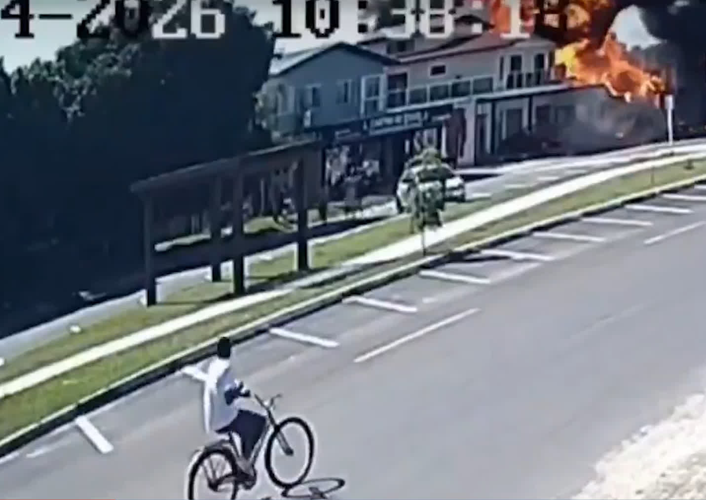 Máy bay đâm vào nhà hàng bốc cháy dữ dội như quả cầu lửa, người trên đường tháo chạy - Ảnh 1