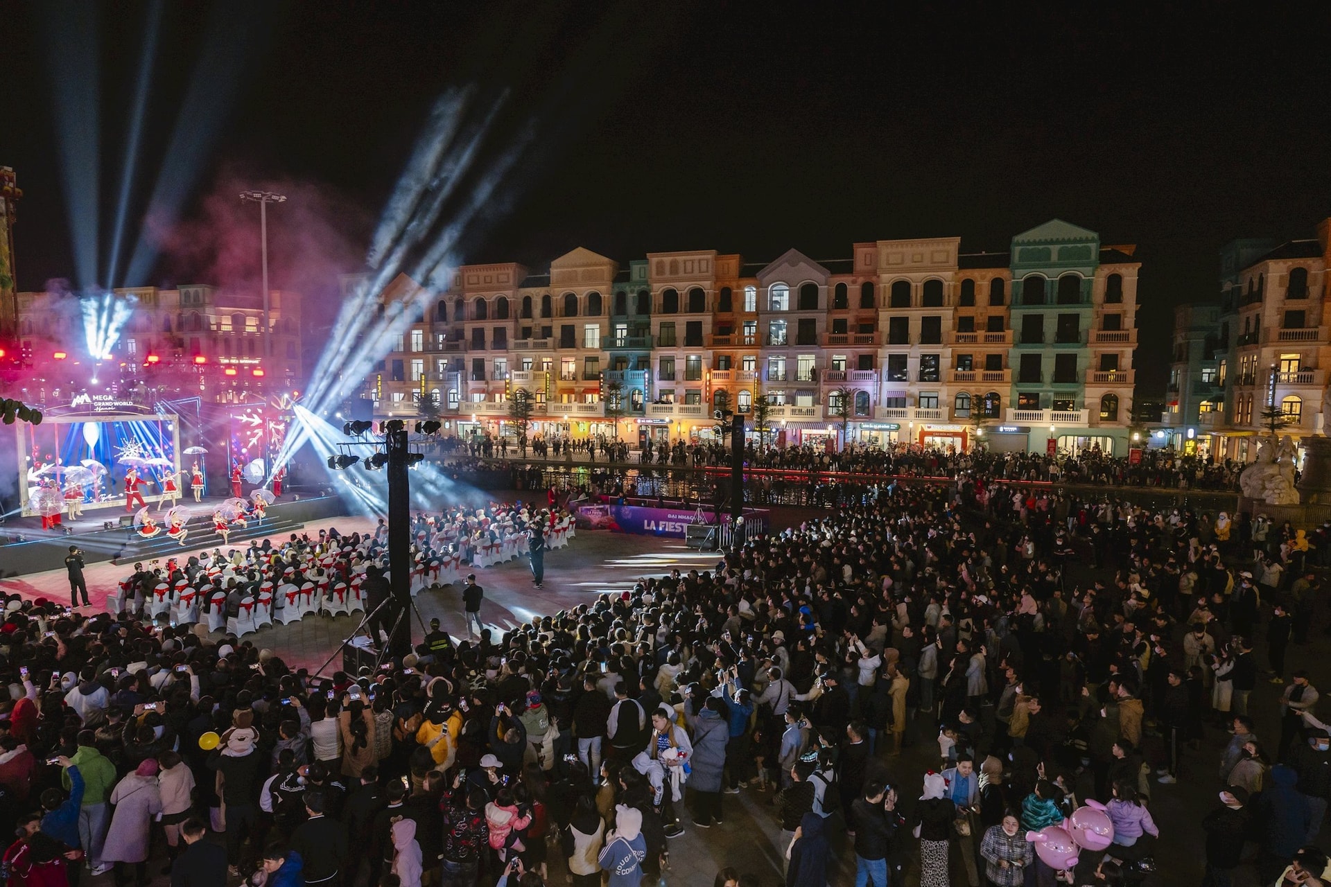 Việt Nam sắp có siêu sân khấu ngoài trời lớn nhất lịch sử, vượt xa sân Mỹ Đình, quy mô lên đến 60.000 chỗ tại siêu đô thị ESG++ đầu tiên trên thế giới - Ảnh 3