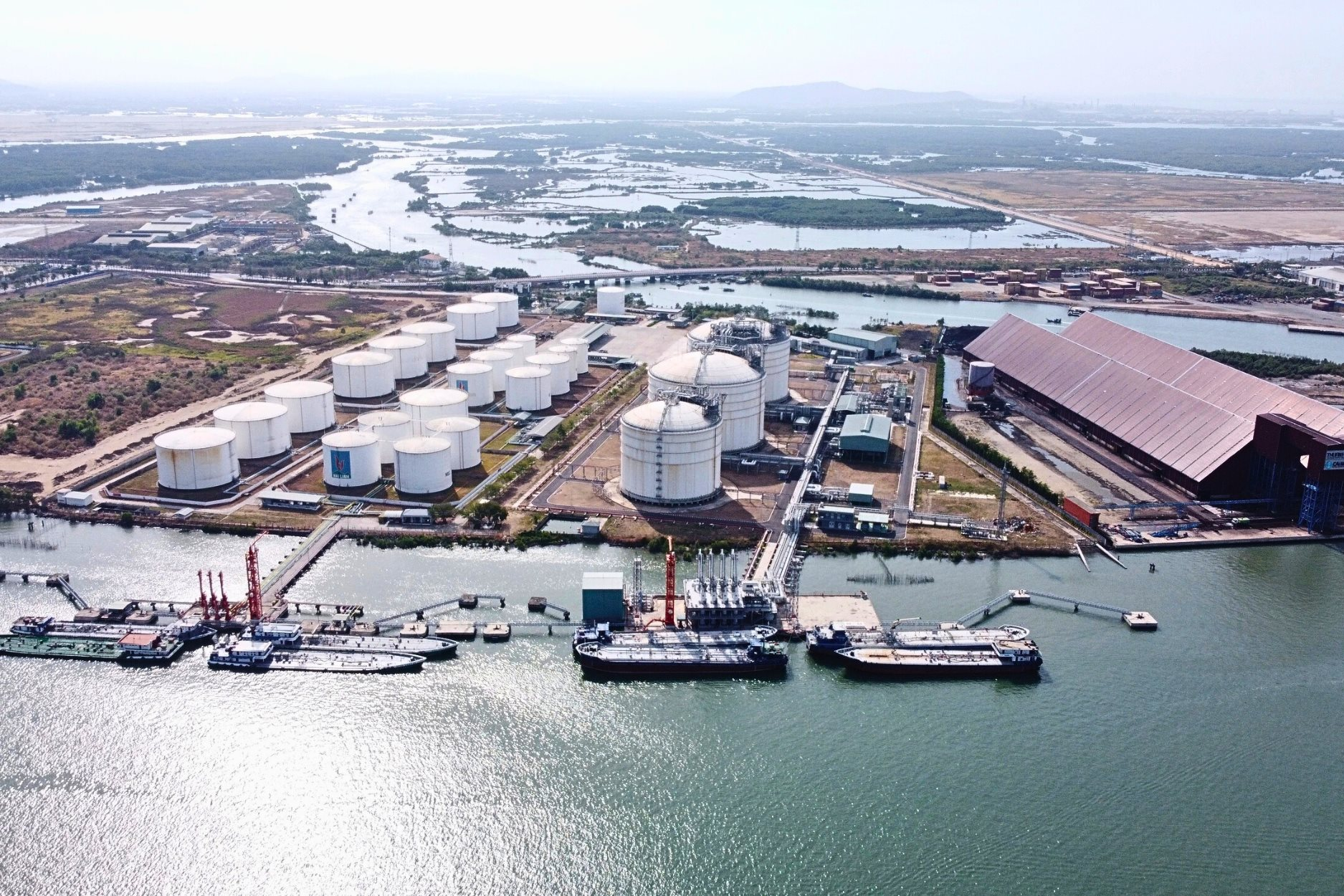 Eo biển Hormuz tắc nghẽn: Nền kinh tế 1,8 nghìn tỷ USD đứng trước cơ hội vượt Qatar và Mỹ để trở thành 'cường quốc', dẫn đầu trên bản đồ LNG - Ảnh 2