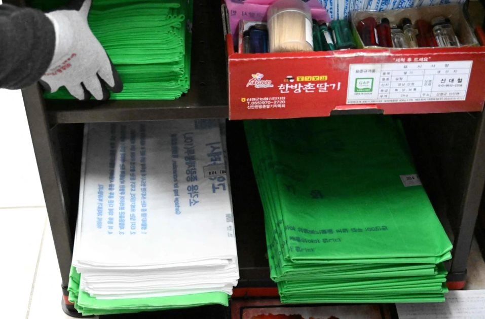 Chứng khoán chạm đáy lịch sử, đồng tiền thấp nhất 17 năm, người dân đổ xô trữ… túi rác: Chuyện gì đang xảy ra với nền kinh tế lớn thứ 4 châu Á? - Ảnh 1