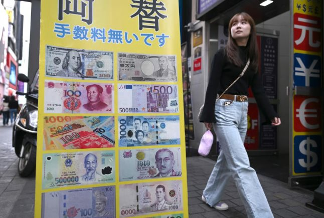 Chứng khoán chạm đáy lịch sử, đồng tiền thấp nhất 17 năm, người dân đổ xô trữ… túi rác: Chuyện gì đang xảy ra với nền kinh tế lớn thứ 4 châu Á? - Ảnh 2