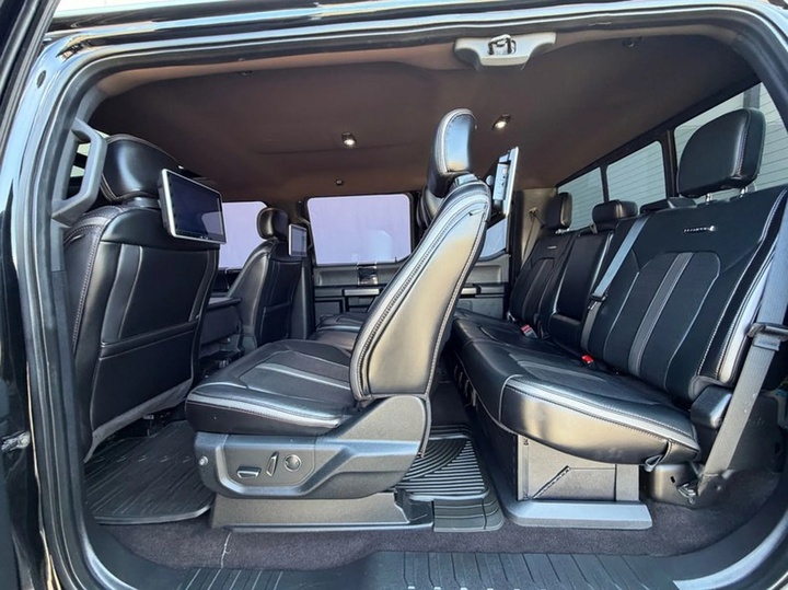 Cận cảnh 'quái thú' bán tải 11 chỗ ngồi, bình dầu đổ đầy hơn 700 lít - Ảnh 5