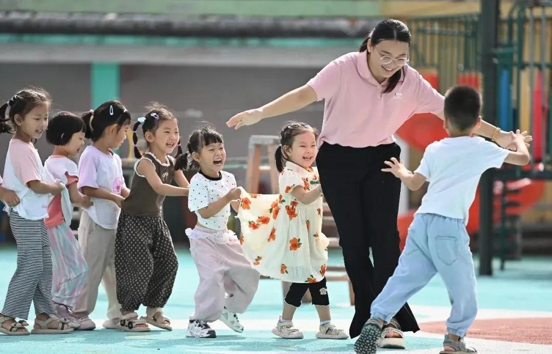 Hơn 410.000 giáo viên mầm non Trung Quốc đang bị "âm thầm đào thải" - Ảnh 2