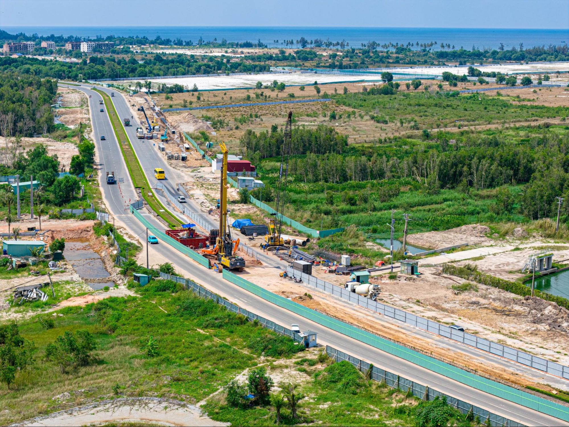 “Soi” tàu điện LRT Phú Quốc: Chạy 100 km/h, chở 4.500 khách, thẳng tiến đến công trình kỷ lục thế giới - Ảnh 1