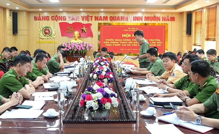 Công an Nghệ An kiên quyết xử lý rào chắn trái phép tại Tân Châu - Ảnh 2