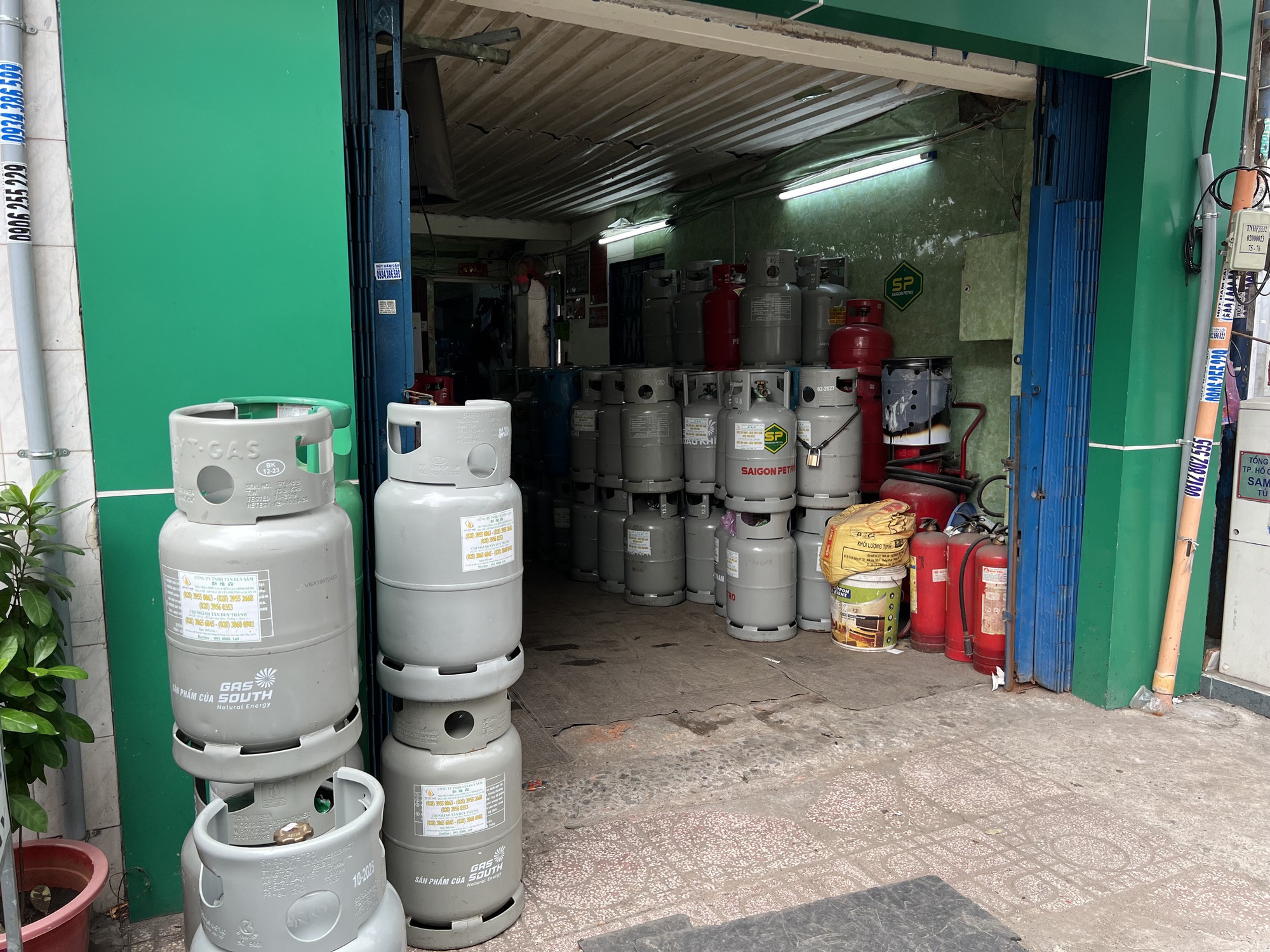 Giá gas giảm 20.000 - 30.000 đồng/bình 12kg từ hôm nay - Ảnh 1