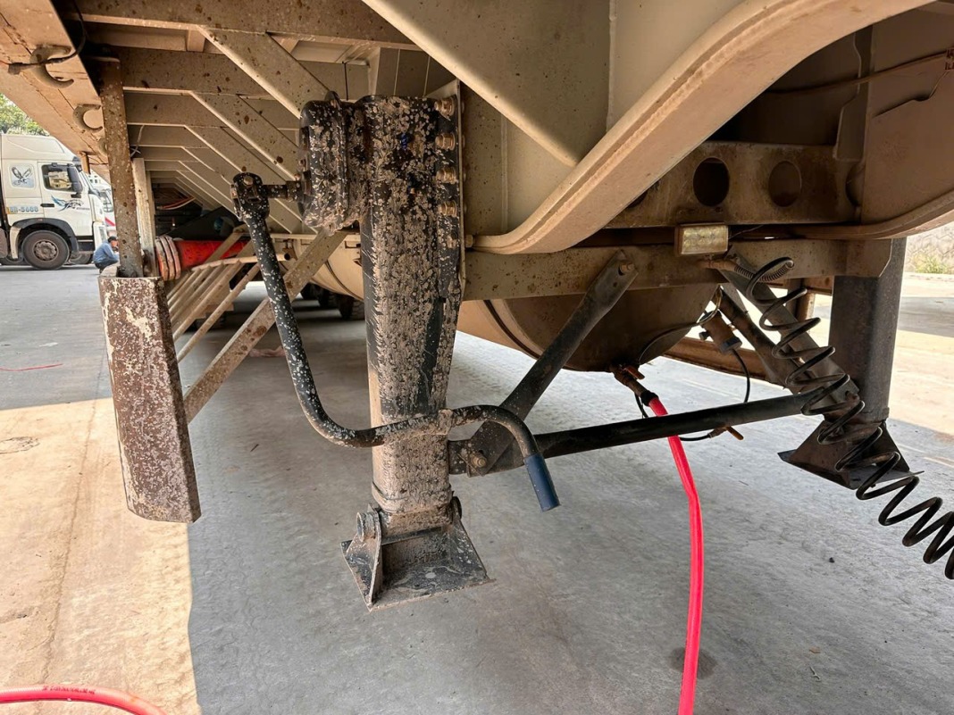 Hơn 1.200 lít dầu diesel tại biên giới bị bắt giữ, hé lộ thủ đoạn tinh vi - Ảnh 2