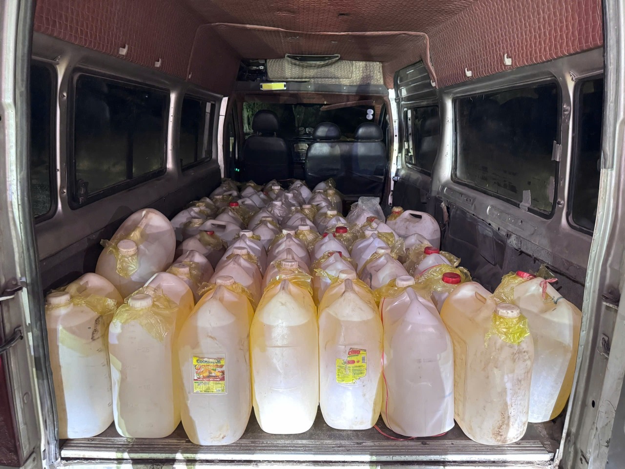 Phát hiện 50 can nhựa chứa đẩy chất lỏng trên xe VAN sát cửa khẩu giữa đêm, lời khai tài xế hé lộ điều khó ngờ - Ảnh 2