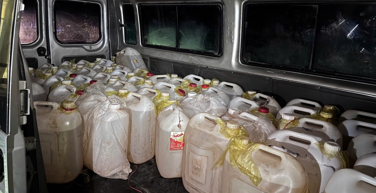 Phát hiện 50 can nhựa chứa đẩy chất lỏng trên xe VAN sát cửa khẩu giữa đêm, lời khai tài xế hé lộ điều khó ngờ - Ảnh 3