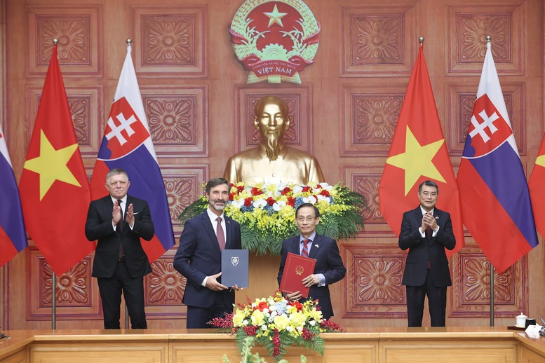 Việt Nam, Slovakia trao nhiều văn kiện hợp tác quan trọng - Ảnh 2