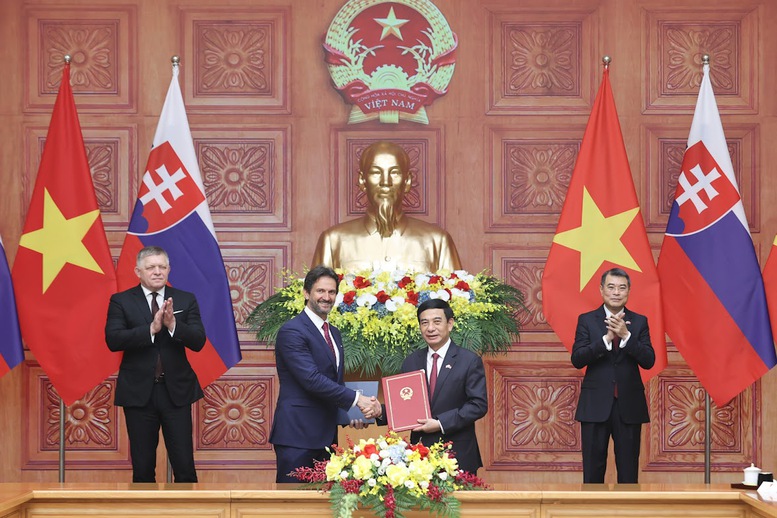Việt Nam, Slovakia trao nhiều văn kiện hợp tác quan trọng - Ảnh 1