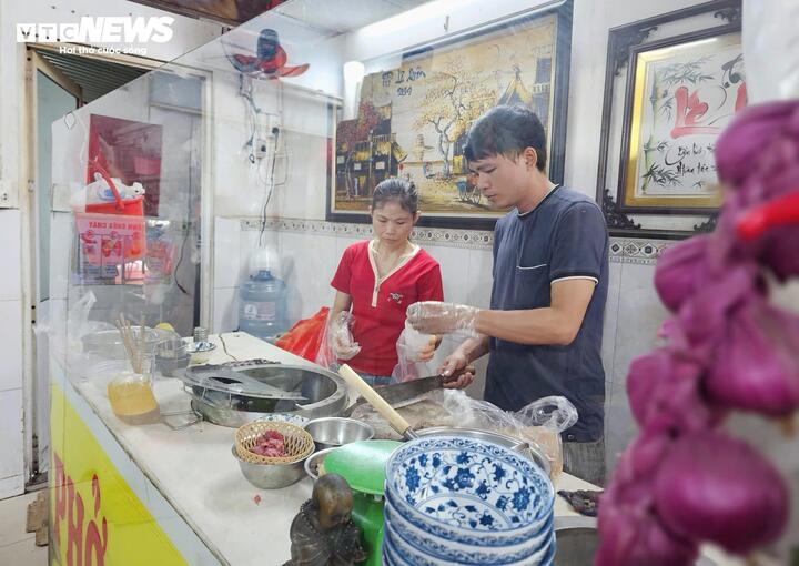 Giá tô phở tăng 10.000 đồng, chủ quán lời thêm hay chỉ ‘gồng lỗ’? - Ảnh 2