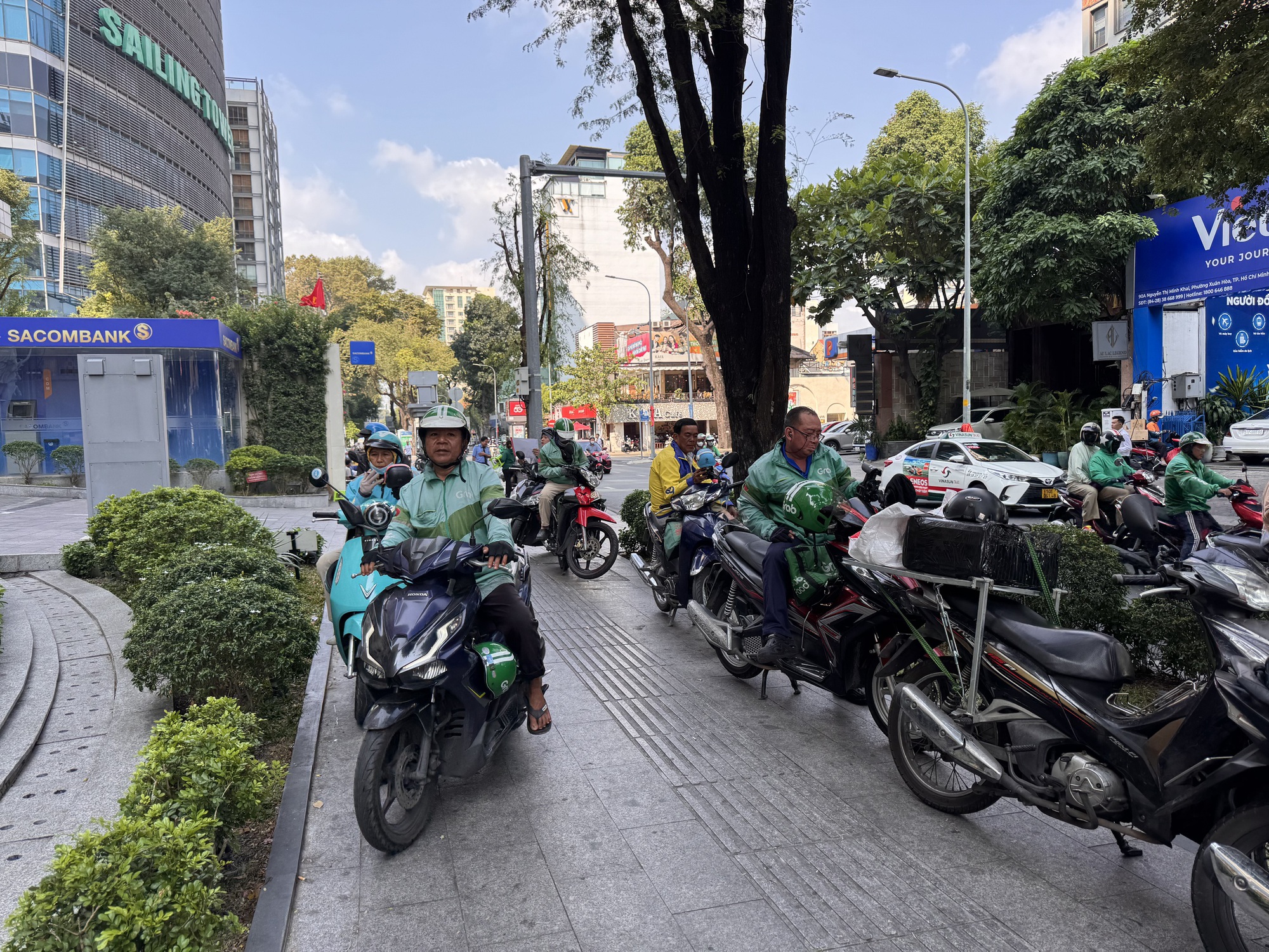 Grab bất ngờ tăng phí dịch vụ từ ngày 28-4 - Ảnh 2