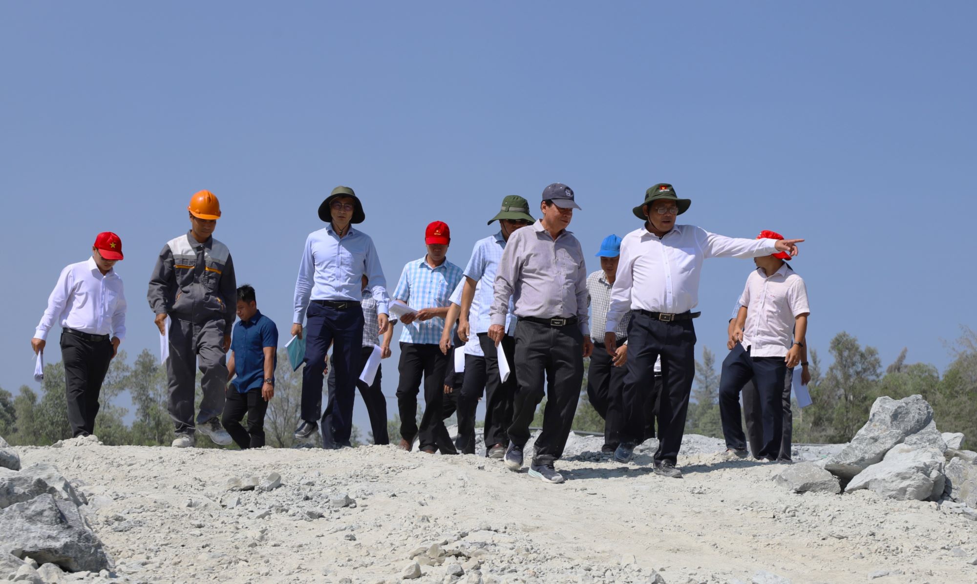 Khẩn trương khai thác mỏ khoáng sản với trữ lượng 1,4 triệu m3, Việt Nam quyết hoàn thành loạt dự án lớn, có công trình sẽ lập kỷ lục thế giới - Ảnh 1