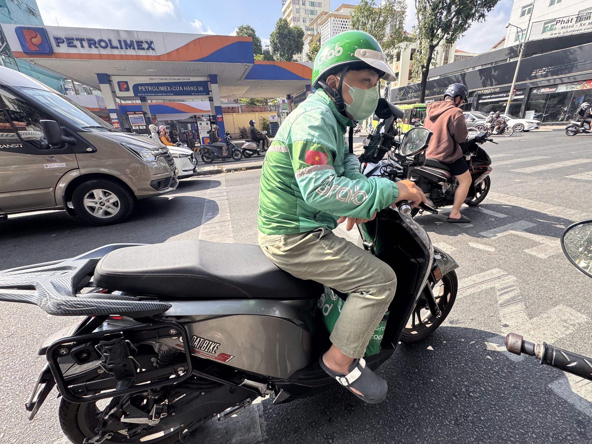 Đua nhau đổi xe máy điện, tài xế công nghệ phải chờ vài tuần mới được nhận xe - Ảnh 3